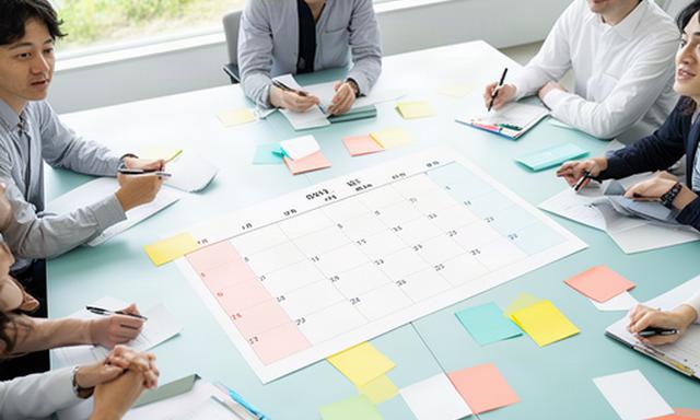 地方企業の採用担当者が年間カレンダーを囲み繁忙期と募集時期を確認している