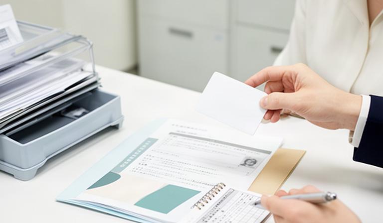 個人情報の開示請求に備えて、窓口担当者が本人確認書類と受付記録の手順を確認している場面